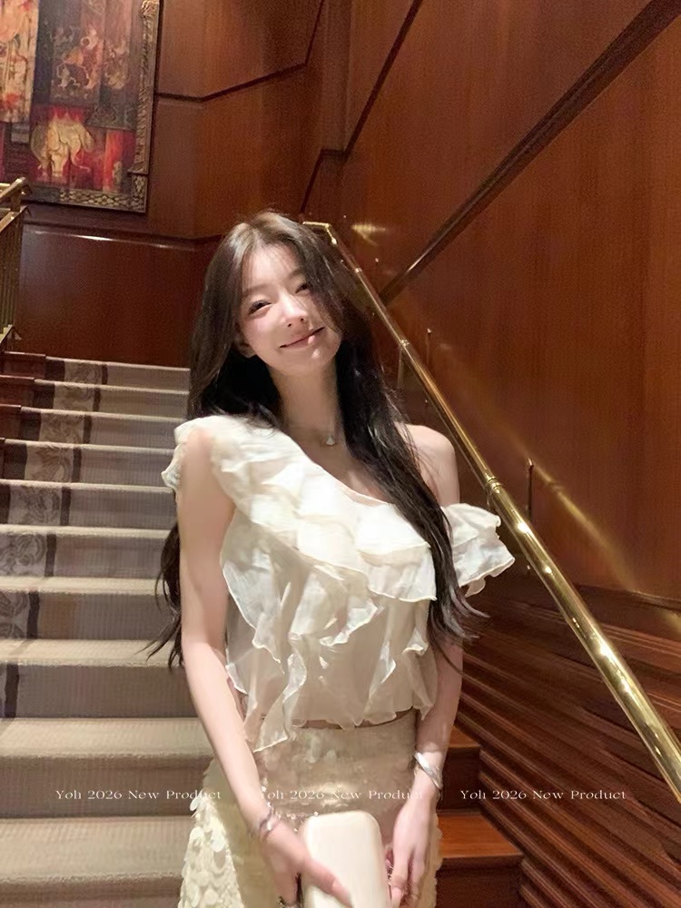 한국 동대문 여름 새로운 패션 프랑스식 프릴 비스듬한 어깨 슬림해 보이는 맨위 여성 디자인 센스 작은 대중 오프숄더