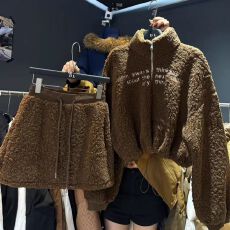 批发2025冬季新款法式气质字母设计款羊羔毛卫衣<b class='q'>套装</b>女休闲两件套短裙