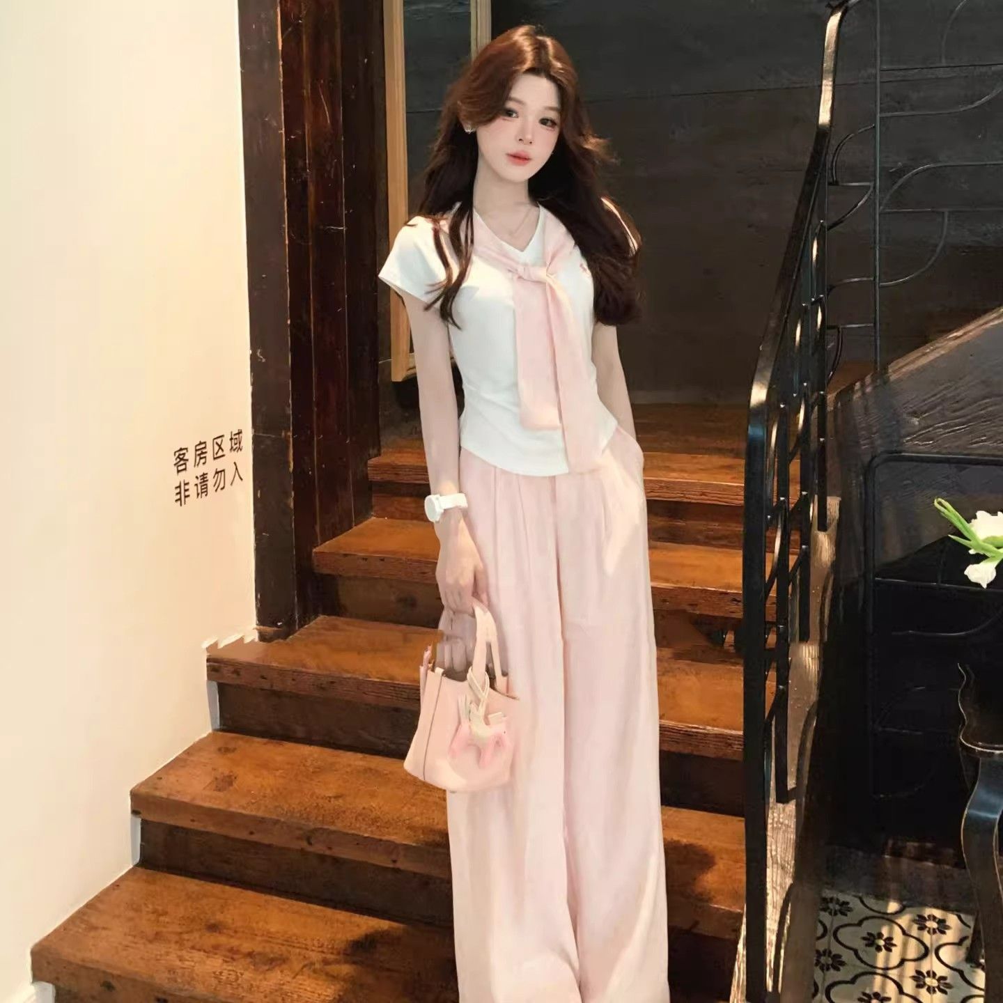 슈퍼 화재 도파민 핑크색 캐주얼 스포츠 슈트 여성 여름 연령 감소 페이크 레이어드 반팔 와이드 레그 팬츠 투피스 슈트