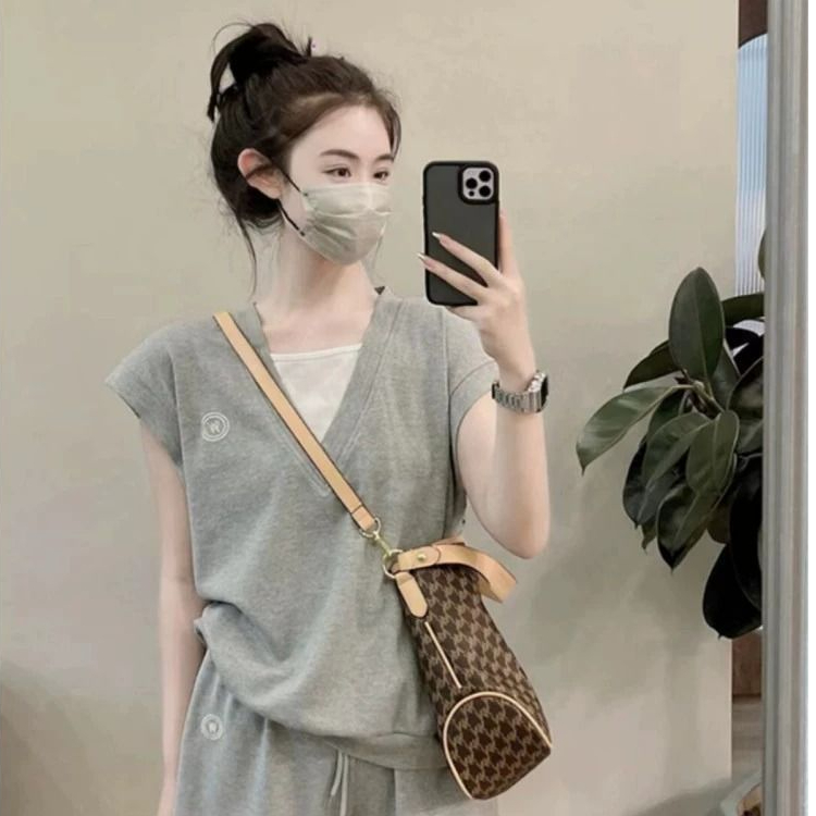 한 부서 캐주얼 스포츠 슈트 여성 여름 새로운 학원 스타일 루즈핏 슬림해 보이는 페이크 레이어드 반팔 반바지 투피스 세트