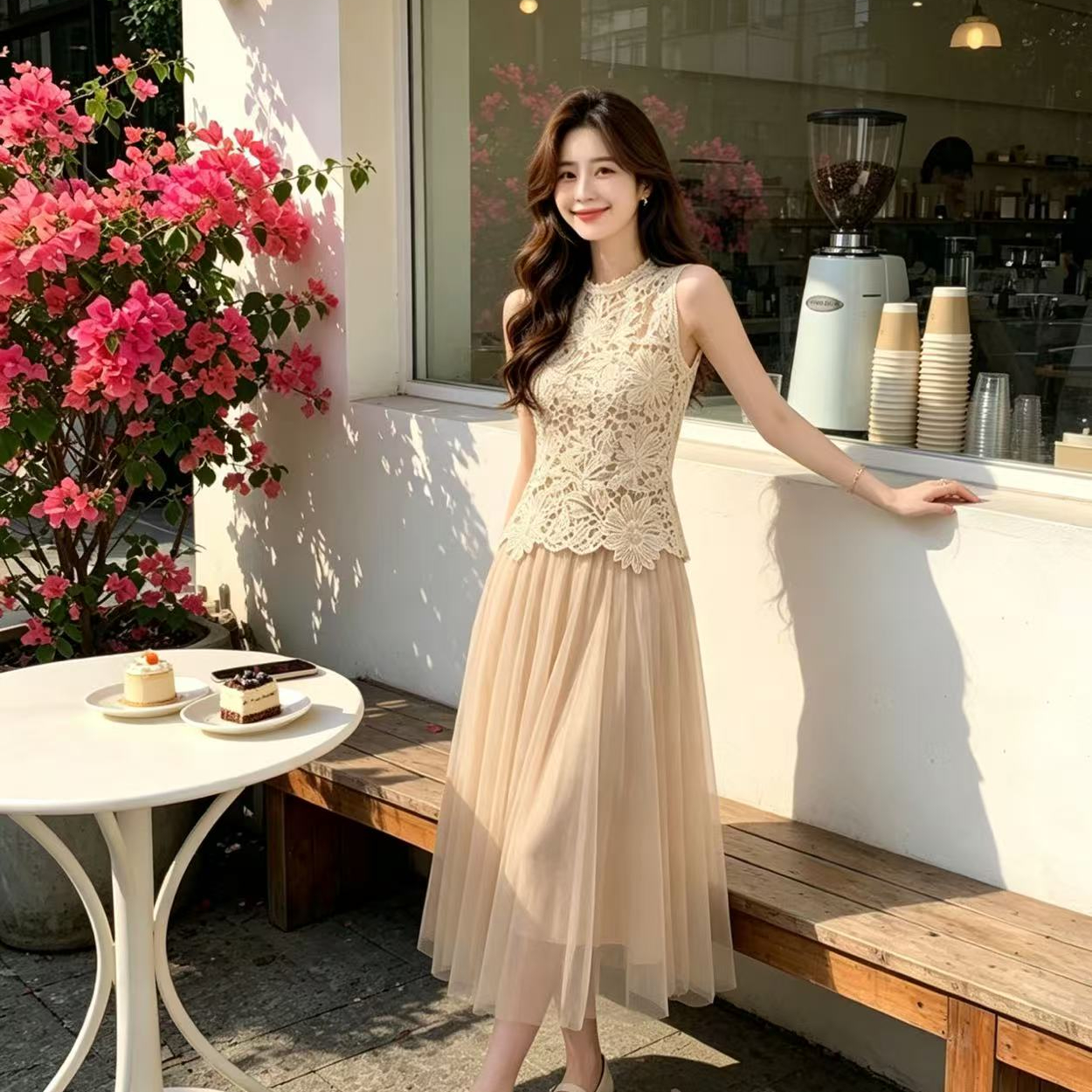 한 부서 고급 홀로우 아웃 레이스 디자인 라운드 넥 몸매 가꾸기 민소매 조끼 여성 2026 여름 새로운 품격 투피스 세트