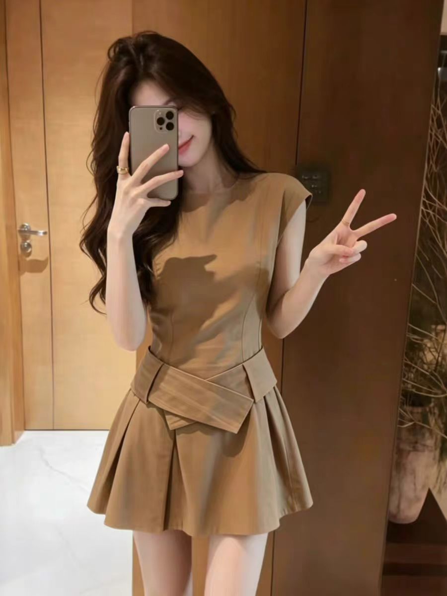 프랑스식 품격 민소매 조끼 여성 드레스 여름 새로운 허리 수축 슬림해 보이는 고급 센스 한 마디 미니 스커트