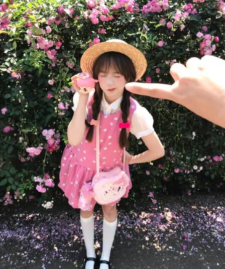 여름 ootd 달콤한 스타일 착용 가져 가라. 핑크색 도트 무늬 버블 치마 스택 착용 화이트 마이크로 ~을 통해 셔츠 작은 키 투피스 세트