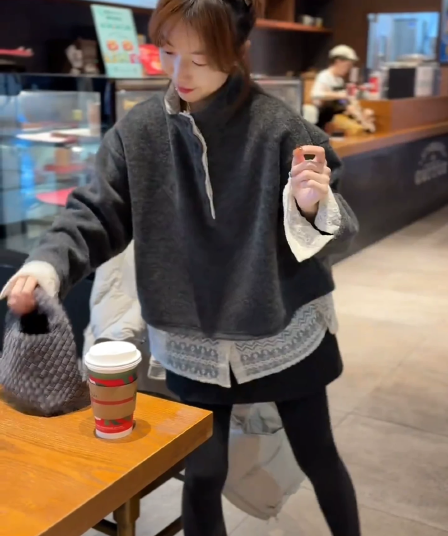 페이크 레이어드 반하이넥 레이스 조각 후드티 여성 2025 가을 겨울 디자인 센스 루즈핏 다용도 패션 외국 가스 맨위