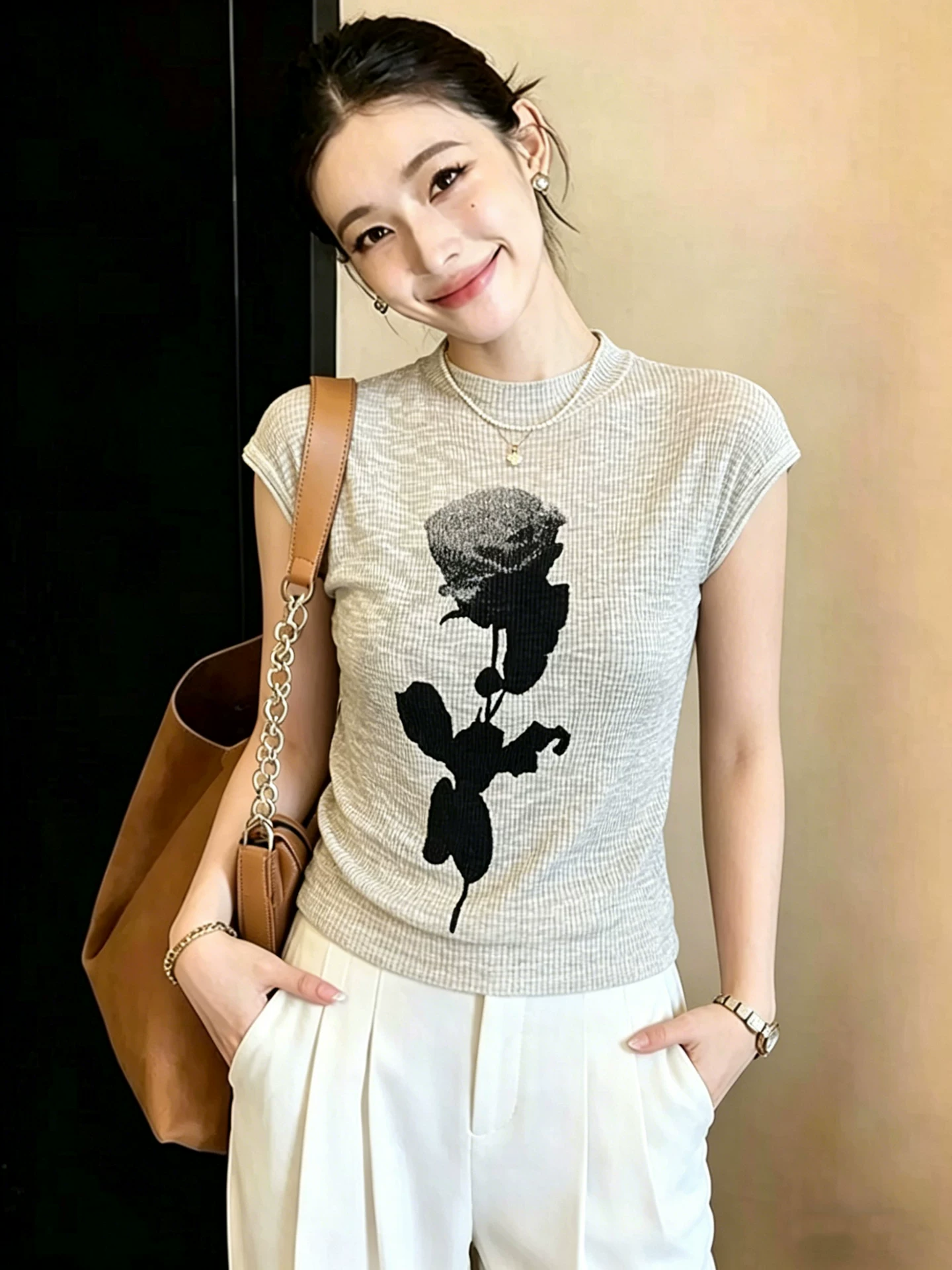 회색 스탠드 칼라 반팔 얼음 실크 니트 스웨터 여성 2026 새로운 여름 고급 센스 몸매 가꾸기 디스플레이 얇고 작은 날다 소매 맨위