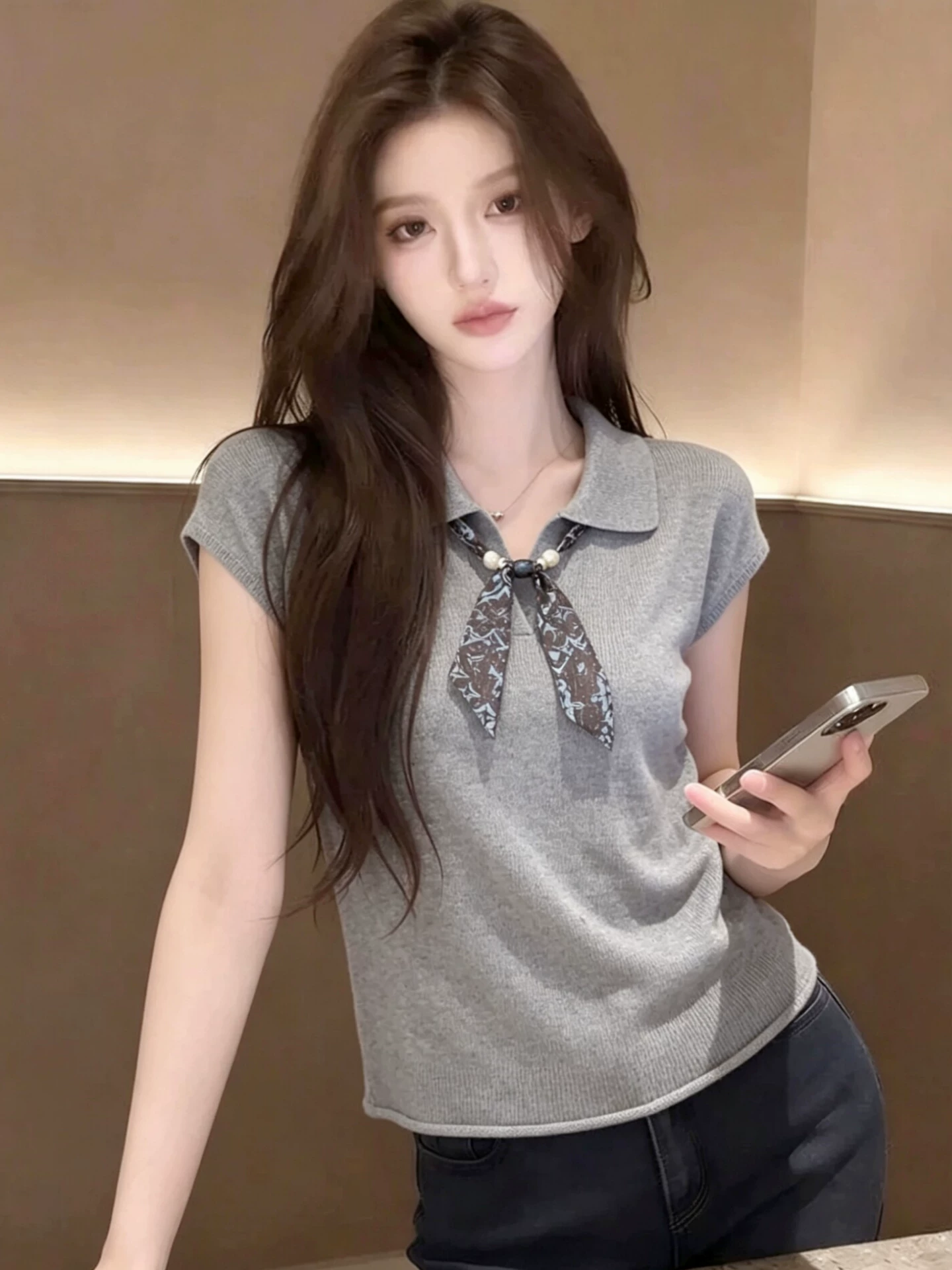 디자인 센스 회색 스카프 POLO 칼라 니트 반팔 여성 여름 2026 새로운 얇은 스타일 니트 스웨터 작은 날다 소매 맨위