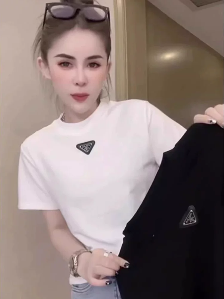 화이트 반팔 티셔츠 여성 2026 새로운 여름 디자인 센스 몸매 가꾸기 슬림해 보이는 미니멀리즘 다용도 맨위