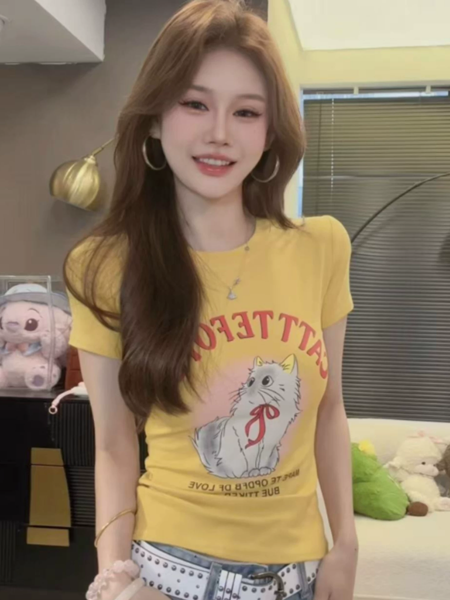 라운드 넥 키티 프린트 반팔 티셔츠 여성 여름 새로운 몸매 가꾸기 슬림해 보이는 고유 한 맨위