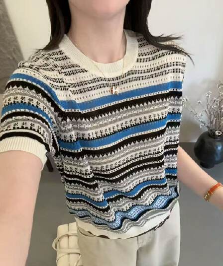 작은 대중 패션 레트로 홀로우 아웃 컬러 바 라운드 넥 반팔 니트 스웨터 여성 여름 얇은 스타일 슬림해 보이는 다용도 캐주얼 맨위