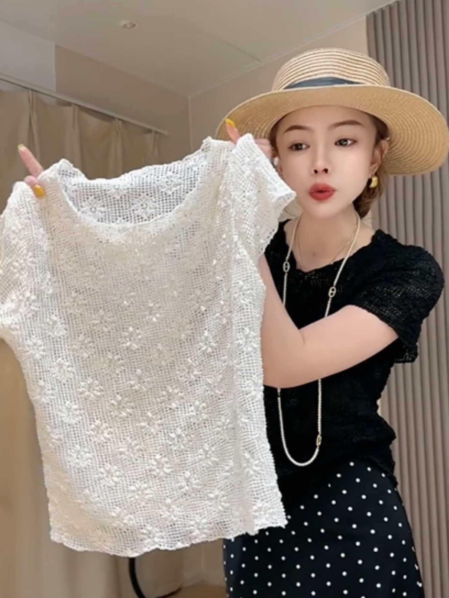 우아함 바람 홀로우 아웃 무늬 레이스 반팔 티셔츠 여성 2026 여름 새로운 고유 한 아름다운 아름다운 맨위