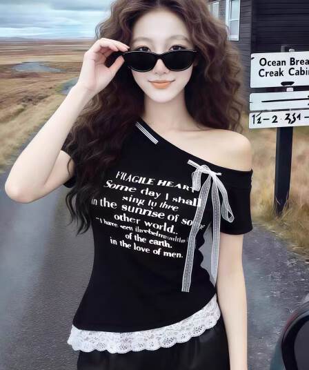 오프숄더 반팔 티셔츠 여성 의류 2026 새로운 폭발 여름 패치워크 레이스 슈퍼 화재 연령 감소 비스듬한 어깨 의류