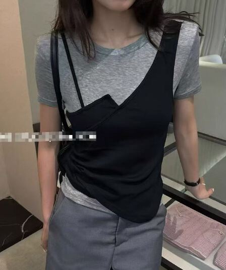 여름 새로운 패치워크 배색 페이크 레이어드 반팔 긍정적 인 어깨 티셔츠 여성 몸매 가꾸기 슬림해 보이는 절묘한 맨위