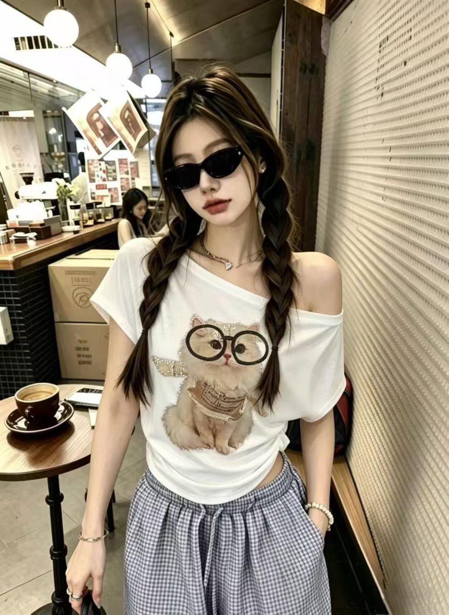2026 여름 새로운 비스듬한 어깨 오프숄더 만화 고양이 프린트 반팔 티셔츠