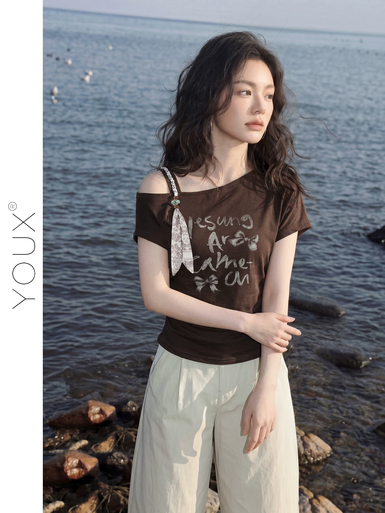 다시 레인 캐러멜 저녁 바람 한 부서 레트로 비스듬한 어깨 프린트 티셔츠 26 여름 새로운 쇼트 스타일 몸매 가꾸기 슬림해 보이는 맨위