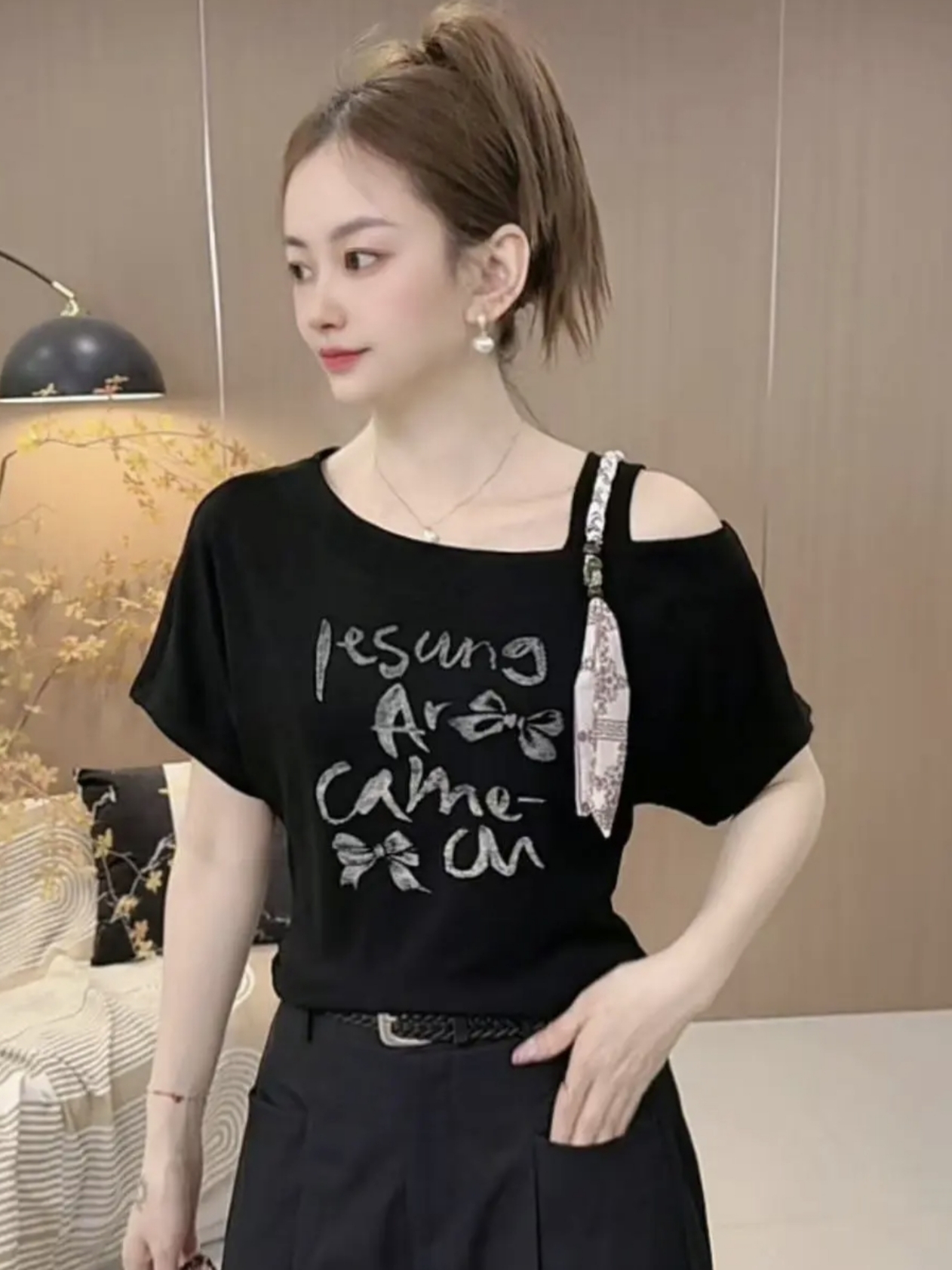 달콤한 매운맛 레트로 비스듬한 어깨 프린트 반팔 티셔츠 여성 여름 디자인 센스 몸매 가꾸기 허리 수축 쇼트 스타일 맨위