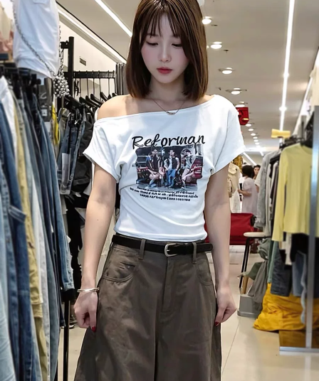 레트로 인물 알파벳 프린트 비스듬한 칼라 반팔 티셔츠 여성 여름 새로운 한 부서 몸매 가꾸기 상체