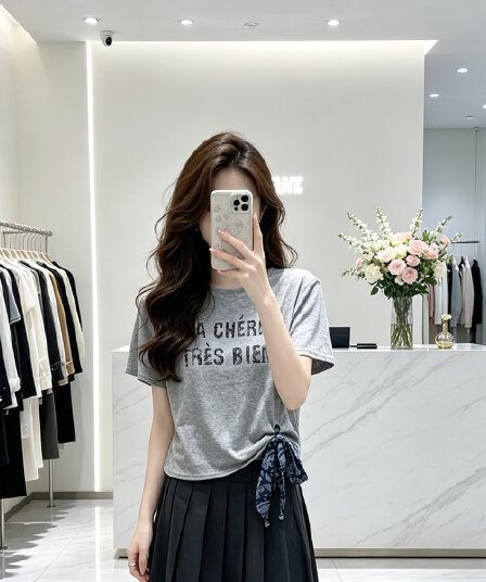 2026 년 여름 새로운 여성 의류 불규칙 긍정적 인 어깨 알파벳 프린트 티셔츠 Chic 나비 레이스업 반팔 맨위