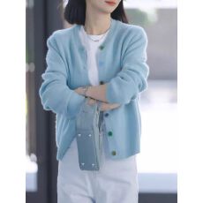 批发蓝色圆领羊毛针织开衫女春秋新款时尚减龄<b class='q'>妈妈</b>装宽松大码毛衣外套