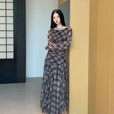 批发法式复古格纹长袖<b class='q'>连衣裙</b>女秋季新款设计感小众收腰显瘦气质长裙子