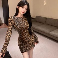 批发欧美风时尚简约蛇亮片设计感2025年秋冬新款洋气包臀显瘦连衣裙女