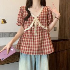 批发设计感蕾丝花边红色格子V领<b class='q'>短袖</b><b class='q'>衬衫</b>女夏季大码胖mm遮肚显瘦上衣