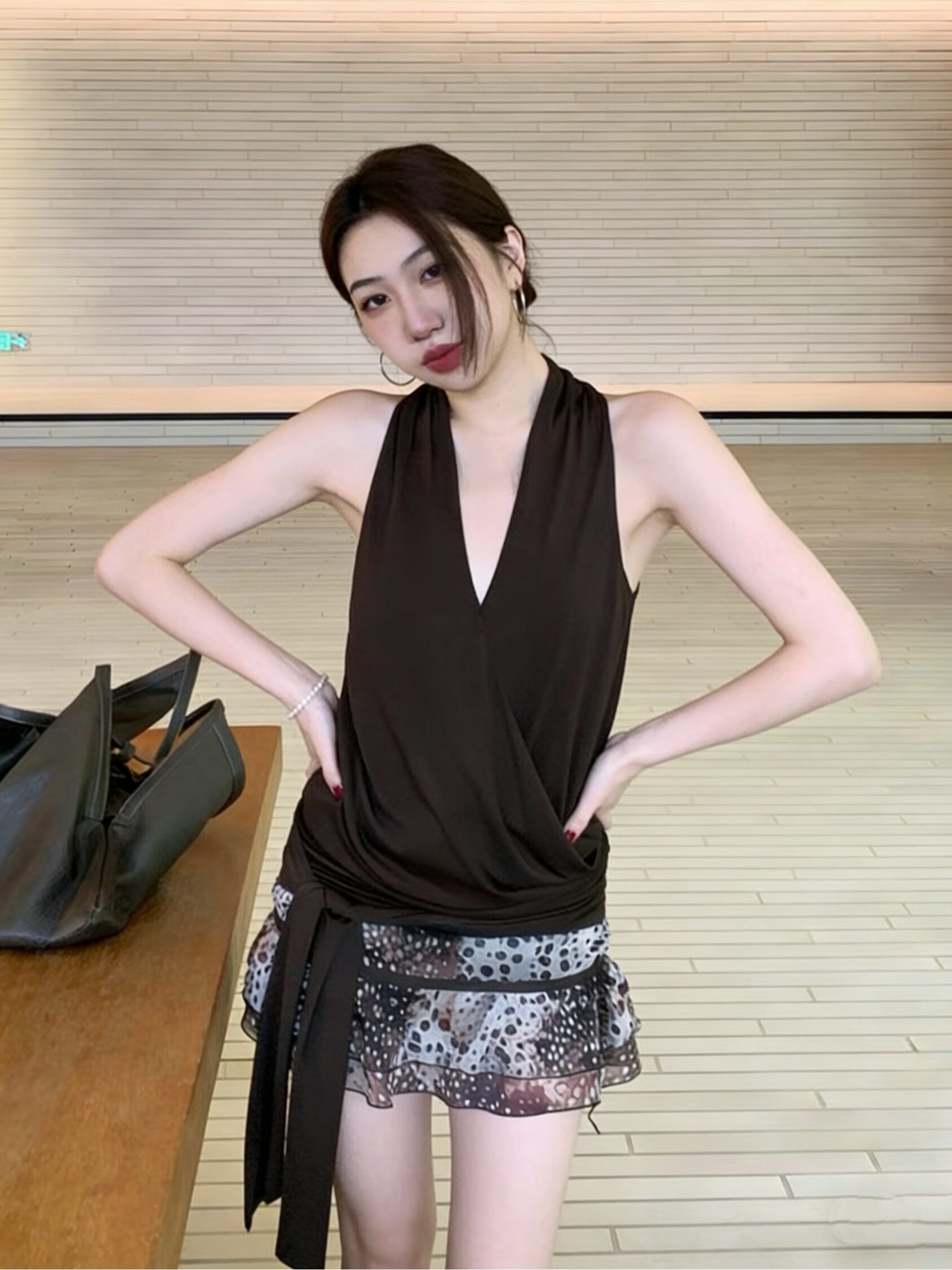 보다 작은 서울 순수한 욕망 바람 핫걸 품격 행침 목 주름 V넥 작은 대중 맨위 여성 여름 도루 센스 슬림해 보이는 민소매 조끼