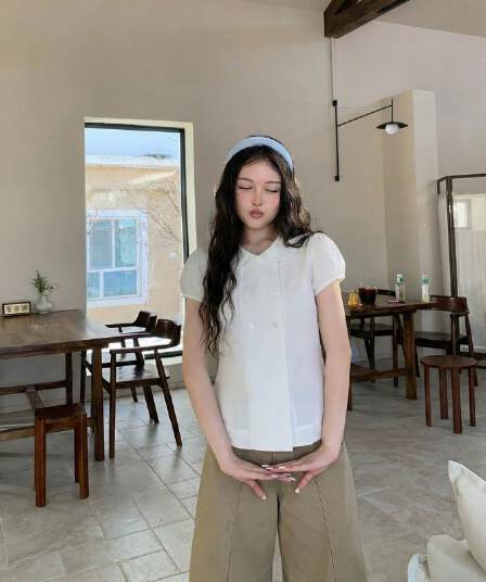 원본 원단 순면 화이트 베이비 칼라 반팔 여성 셔츠 한 부서 허리 수축 슬림해 보이는 셔츠 맨위