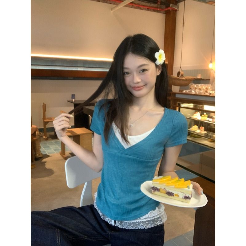 대나무 마디 레이크 블루 색상 페이크 레이어드 V넥 긍정적 인 어깨 반팔 티셔츠 여성 여름 디자인 센스 몸매 가꾸기 맨위