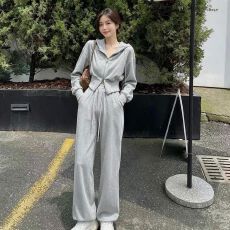 批发2026年早秋新款设计感小众休闲套装洋气时尚连帽两件套女