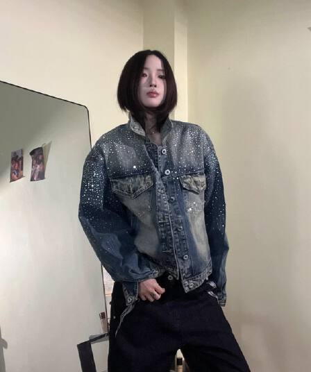 2026 새로운 유럽 상품 비즈 박기 핫픽스 데님 여성 코트 조기 가을 고급 센스 쇼트 스타일 디자인 센스 데님 맨위