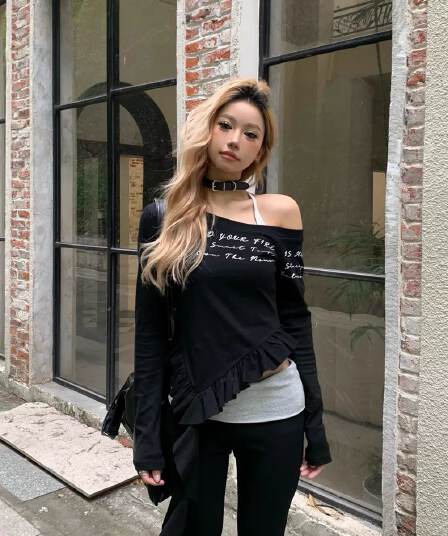 아메리칸 핫걸 알파벳 비스듬한 어깨 긴팔 티셔츠 여성 봄 목이버섯 술 디자인 센스 몸매 가꾸기 작은 대중 오프숄더 맨위