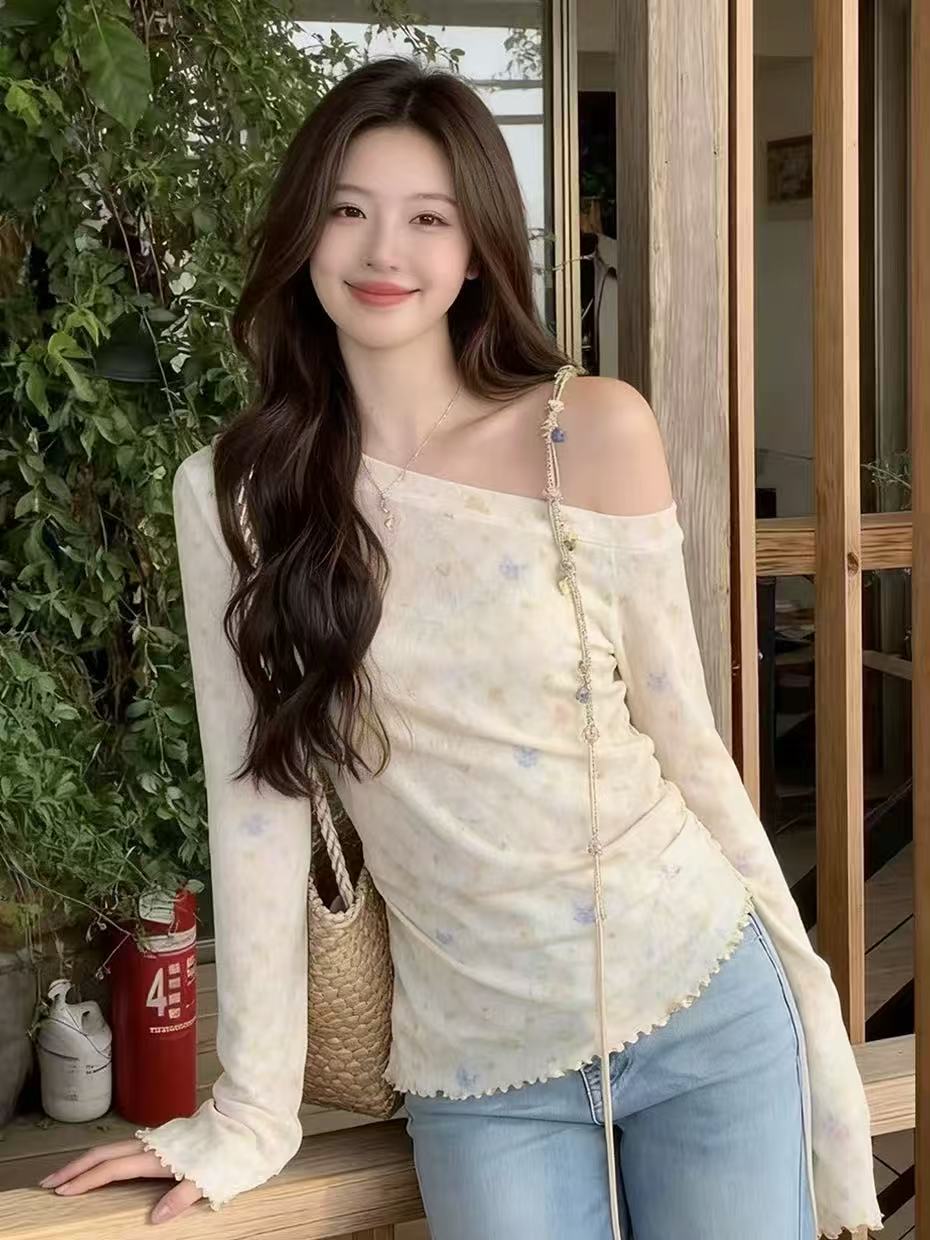 한 부서 작은 청신 꽃무늬 프릴 비스듬한 어깨 의류 여성 2026 봄 새로운 긴팔 티셔츠 디자인 센스 작은 대중