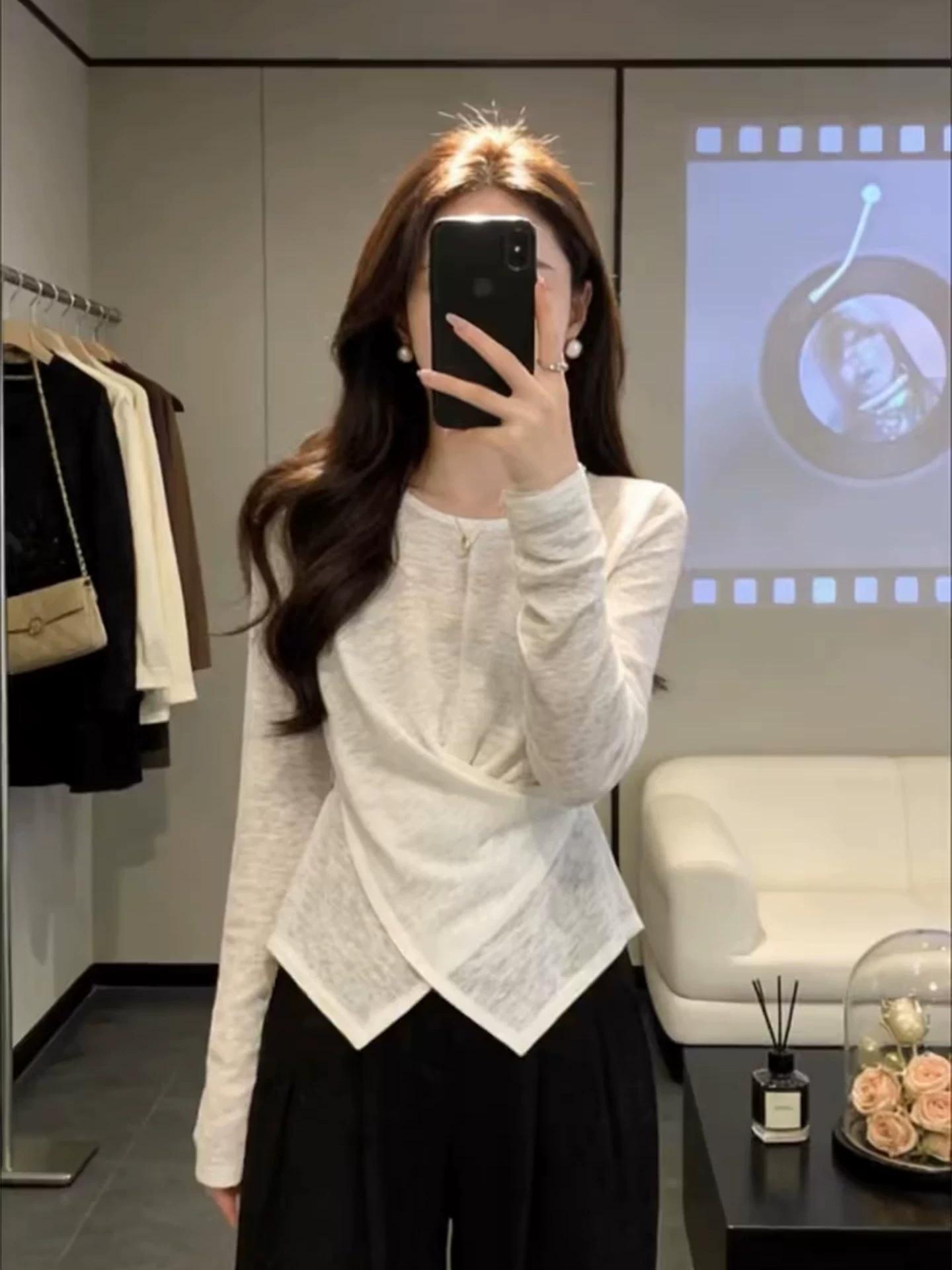 한 부서 chic 불규칙 화이트 긍정적 인 어깨 긴팔 티셔츠 여성 이른 봄 디자인 센스 작은 대중 아름다운 트임 맨위 서비스