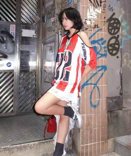 원본 원단 원본 솜씨 아메리칸 달콤한 매운맛 오프숄더 스트라이프 V넥 맨위 디자인 센스 루즈핏 저지 여름 여성