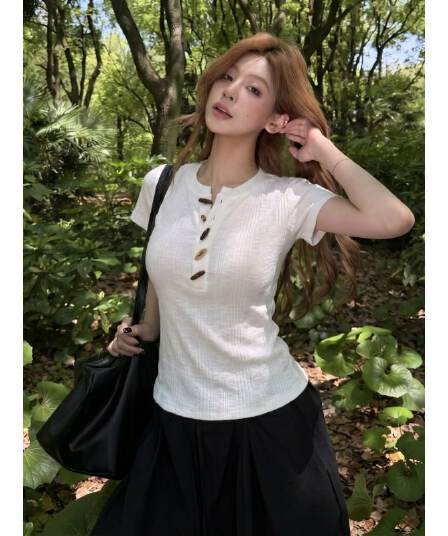 원본 원단 질감 센스 소뿔 버클 반팔 티셔츠 여름 핫걸 헨리 칼라 화이트 긍정적 인 어깨 의류