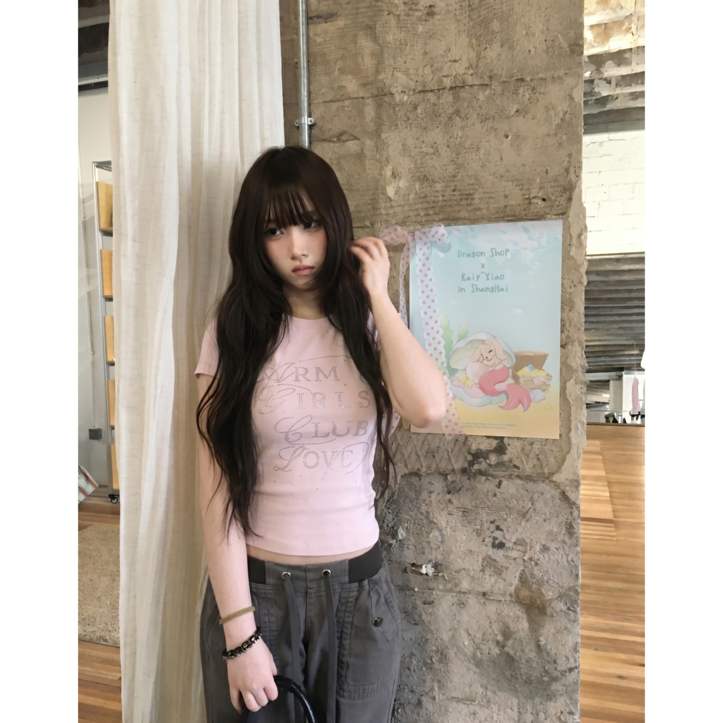 광저우 원단 다이아몬드 세팅 완제품 210 그램 95 면 40s 오스트리아 델 핑크색 다이아몬드 세팅 알파벳 반팔