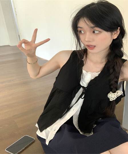 페이크 레이어드 레이스업 배색 패치워크 민소매 여성 셔츠 2026 여름 새로운 디자인 센스 패션 다용도 조끼 트렌디