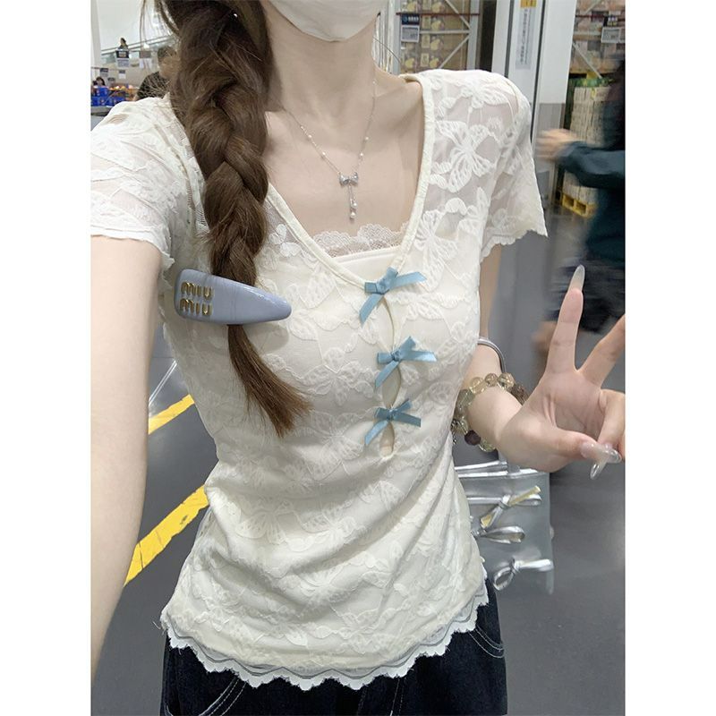달콤한 매운맛 바람 V넥 홀로우 아웃 레이스 나비 매듭 반팔 티셔츠 여성 여름 새로운 몸매 가꾸기 슬림해 보이는 페이크 레이어드 맨위 서비스