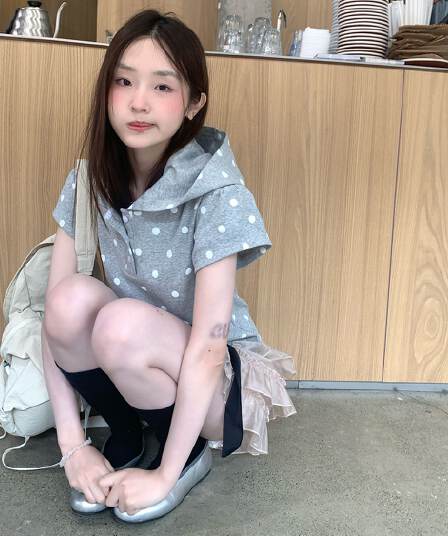 한국 스타일 후드 도트 무늬 반팔 티셔츠 여성 여름 새로운 슬림해 보이는 다용도 디자인 센스 풀오버 캐주얼 긍정적 인 어깨 의류