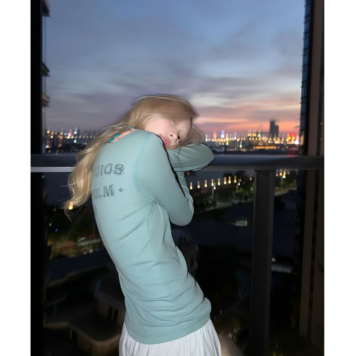광저우 원단 원본 원단 디지털 직분사 한 부서 레트로 디자인 센스 긴팔 몸매 가꾸기 맨위 ins 트렌디