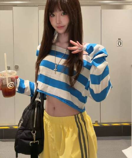 순면 느긋한 바람 스트라이프 비스듬한 어깨 긴팔 티셔츠 여성 핫걸 캐주얼 슬림해 보이는 이슬 뼈의 쇼트 스타일 블라우스