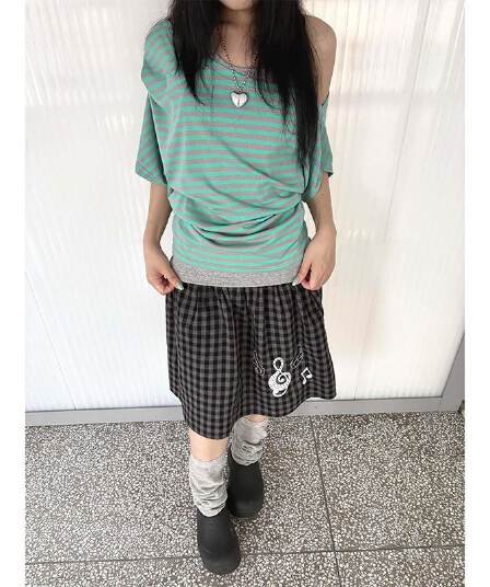 핫걸 바람 페이크 레이어드 행침 목 반팔 티셔츠 여성 여름 새로운 박하 녹색 스트라이프 루즈핏 디자인 비스듬한 어깨 의류