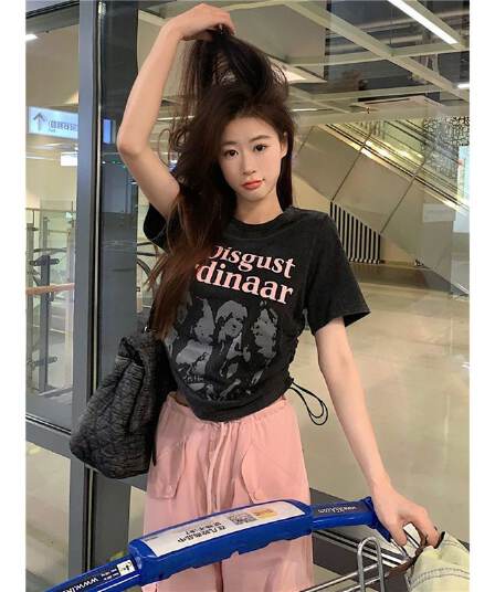 원본 품질 검정색 아메리칸 레트로 긍정적 인 어깨 티셔츠 반팔 여성 여름 불규칙