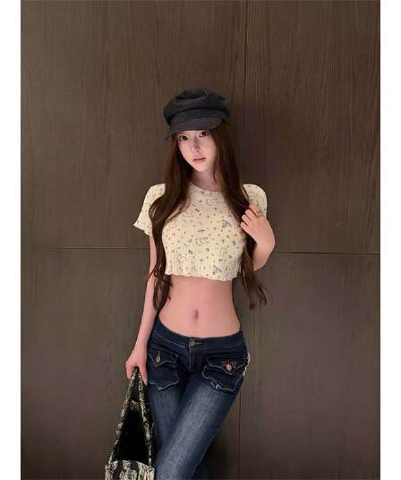 도파민 핫걸 프린트 반팔 티셔츠 여성 여름 새로운 라운드 넥 이슬 뼈의 슬림해 보이는 몸매 가꾸기 섹시함 쇼트 스타일 맨위