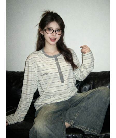 광저우 원단 한 부서 배색 스트라이프 헨리 칼라 긴팔 티셔츠 여성 느긋한 바람 루즈핏 맨위