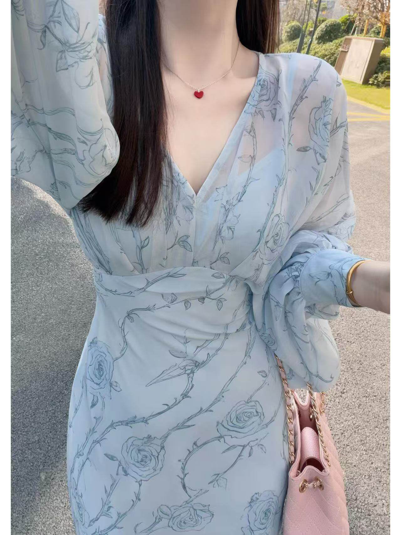 V넥 비스듬한 자르다 드레스 장미 흰 그림 프린트 허리 수축 슬림해 보이는 품격 롱 스커트 특별 아름다운 꼬집기 허리 작은 치마