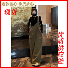 批发韩系绿色单肩背带裤打底衫两件套2025<b class='q'>轻熟</b>小众设计感穿搭套装