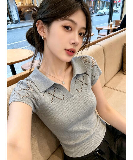한 부서 고급 센스 회색 POLO 칼라 니트 반팔 여성 여름 새로운 홀로우 아웃 디자인 센스 고유 한 품격 맨위