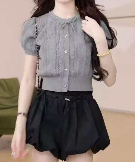 단색 홀로우 아웃 나비 넥타이 니트 반팔 여성 2026 새로운 여름 쇼트 스타일 몸매 가꾸기 chic 한 첨부 된 의류