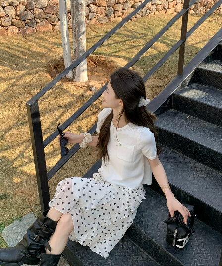 한국 동대문 얇은 스타일 라운드 넥 뒤로 트임 레이스업 니트 반팔 티셔츠 여성 여름 패션 루즈핏 맨위